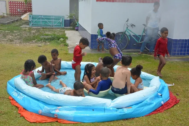 Escolas municipais celebram Dia das Crianças com banhos em piscinas plásticas e exercícios