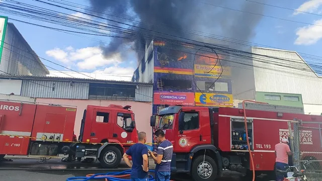 Incêndio em lojas de embalagens