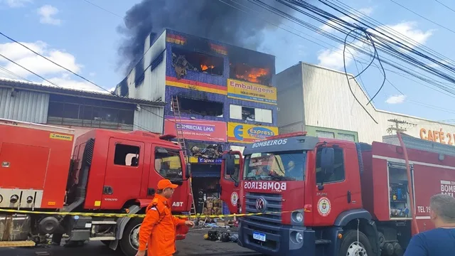 Incêndio em lojas de embalagens