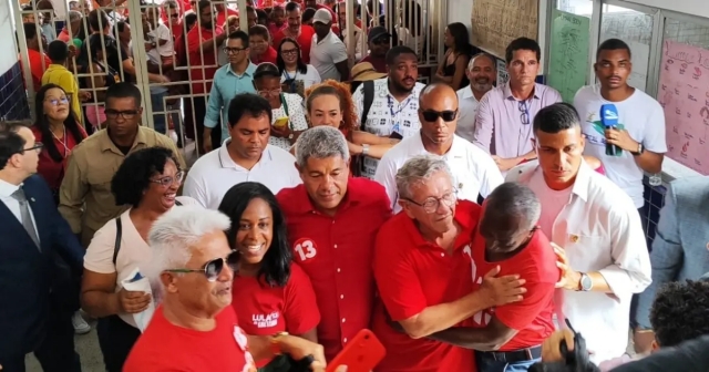 Luiz Caetano vota no 2° turno em Camaçari