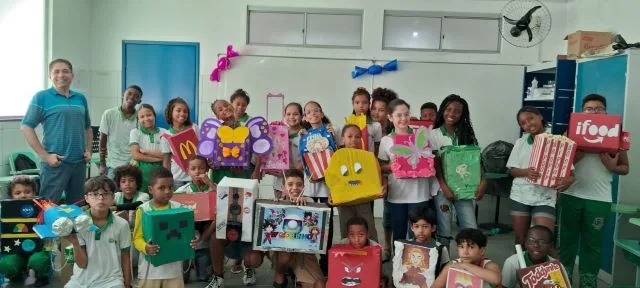 Dia da Mochila Maluca e do Cabelo Maluco na escola Escola Municipal Antônio Gonçalves Silva