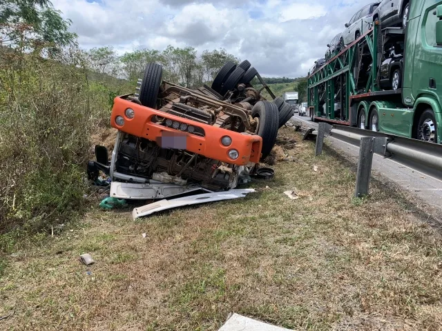 carga de abacaxi é saqueada na BR-116