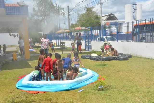 Escolas municipais celebram Dia das Crianças com banhos em piscinas plásticas e exercícios