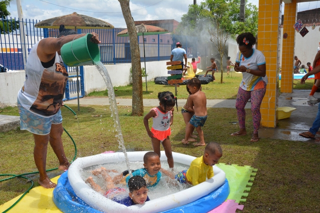 Escolas municipais celebram Dia das Crianças com banhos em piscinas plásticas e exercícios