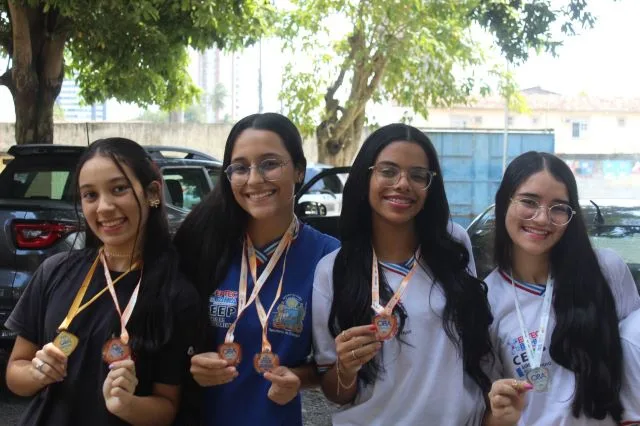 estudantes premiados com medalhas