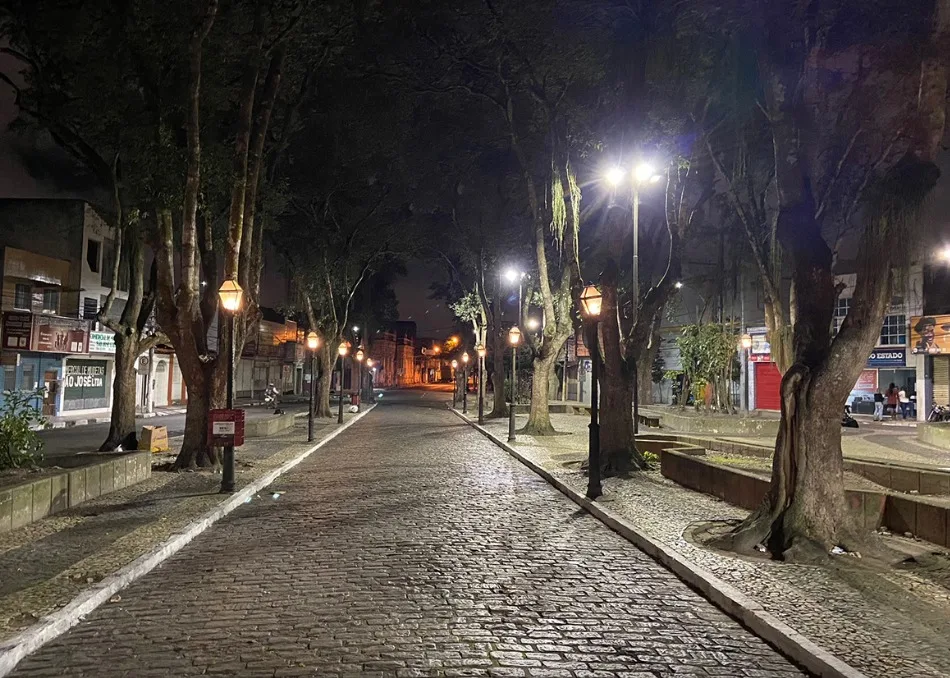 Praça da matriz em Feira de Santana à noite