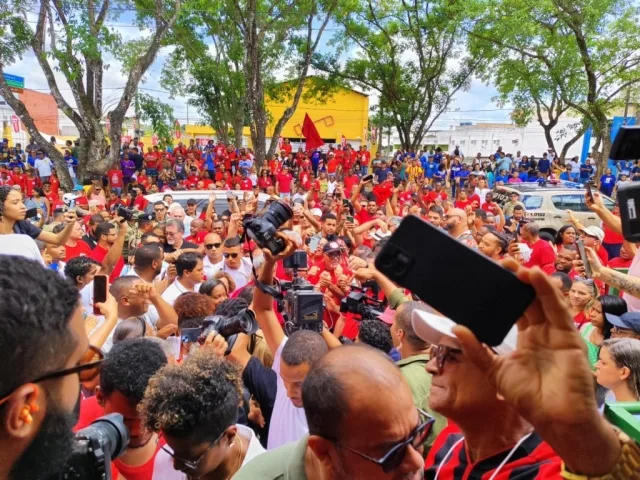 Luiz Caetano vota no 2° turno em Camaçari