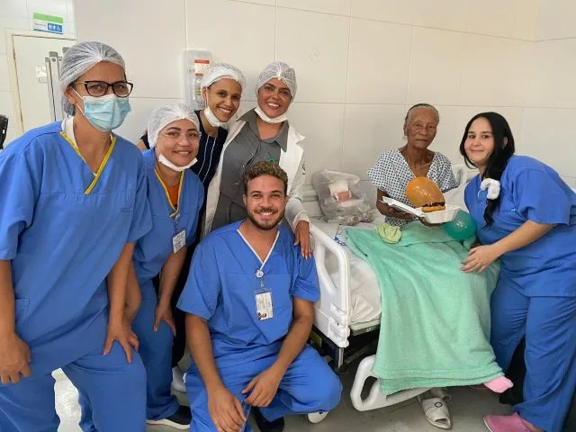 Com bolo especial e muito afeto, paciente comemora aniversário no Dia do Idoso no Hospital Clériston Andrade1