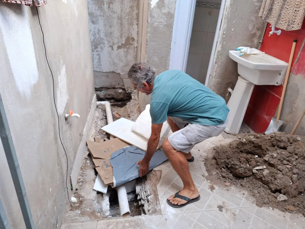 Moradores reclamam da situação do esgoto sanitário no Conjunto Feira V