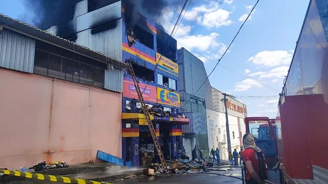 Incêndio em lojas de embalagens