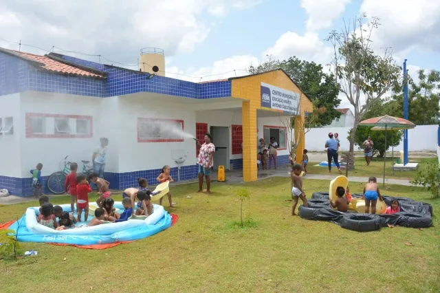 Escolas municipais celebram Dia das Crianças com banhos em piscinas plásticas e exercícios