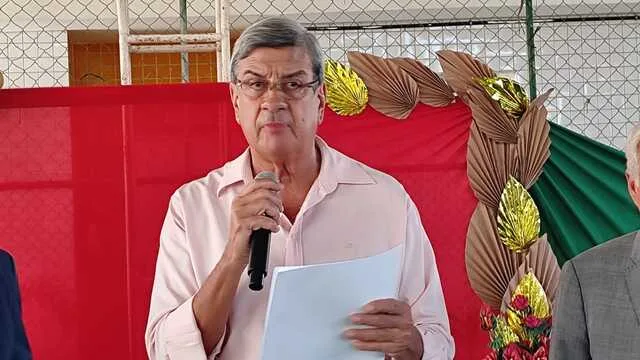 Prefeitura entre escrituras a moradores do conjunto Paulo Souto em Feira de Santana