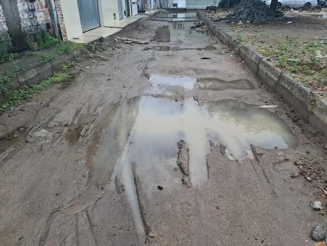 Chuvas pioram situação em rua com obra inacabada moradores ficam sem poder sair de casa