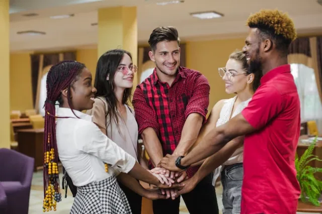 pessoas-alegres-posando-com-as-maos-empilhadas_jovens - lideranças - freepik