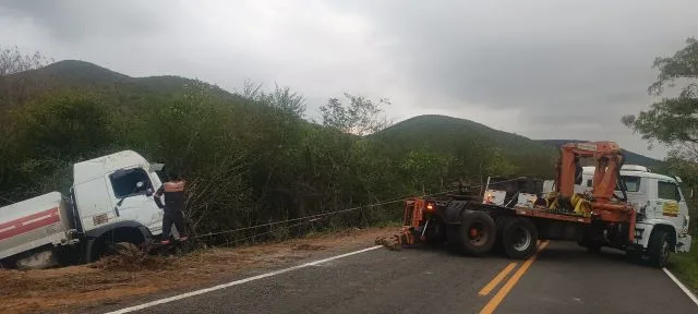 Caminhão-tanque tomba após desviar de animais na BR-330