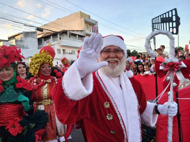 chegada do papai noel no shopping