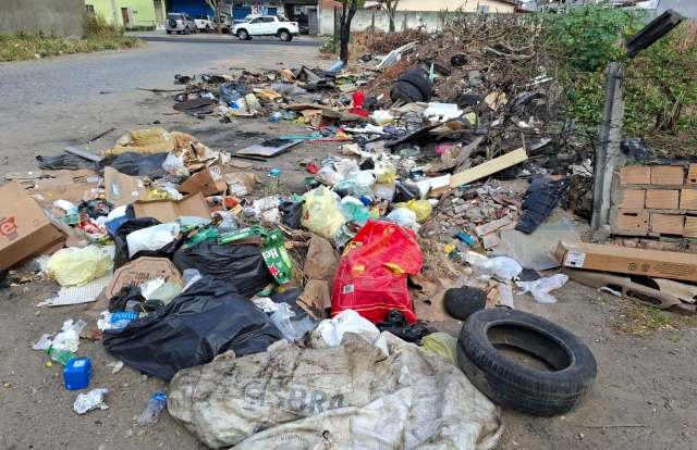 Rua Luíza no bairro Barroquinha em Feira de Santana - lixão