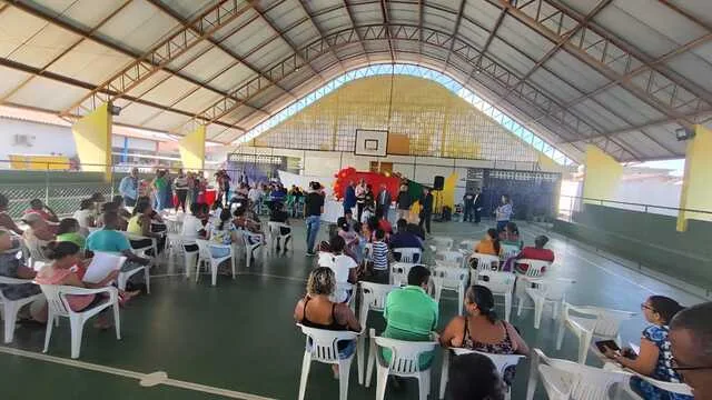 Prefeitura entre escrituras a moradores do conjunto Paulo Souto em Feira de Santana