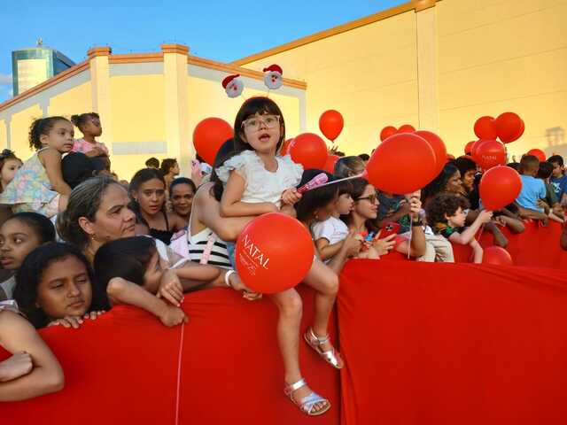 chegada do papai noel no shopping