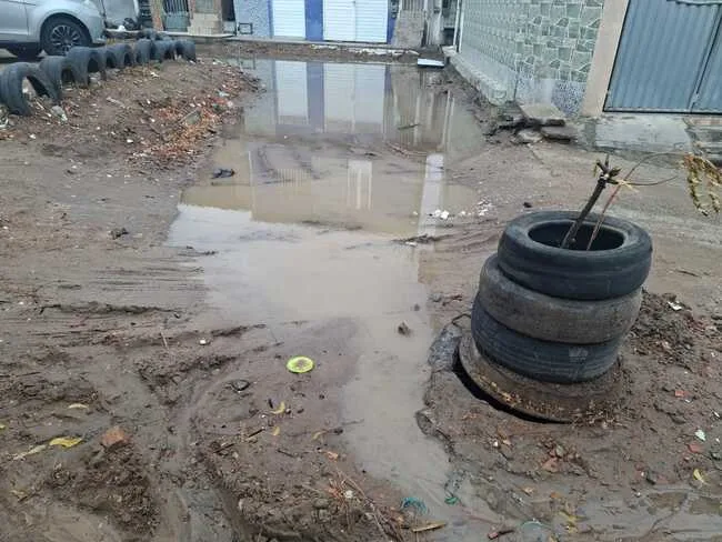 Chuvas pioram situação em rua com obra inacabada moradores ficam sem poder sair de casa