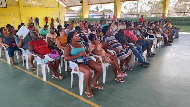 Prefeitura entre escrituras a moradores do conjunto Paulo Souto em Feira de Santana