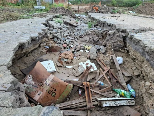 calçamento danificado Rua Arlindo Alves Bairro Santo Antônio dos Prazeres