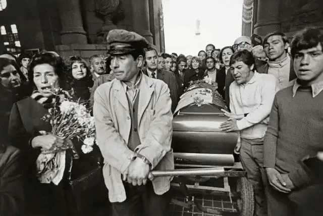 Enterro do poeta Pablo Neruda no Cemitério Geral de Santiago, Santiago, Chile, 25/09/1973. Evandro Teixeira/Acervo - Evandro Teixeira/Acervo IMS
