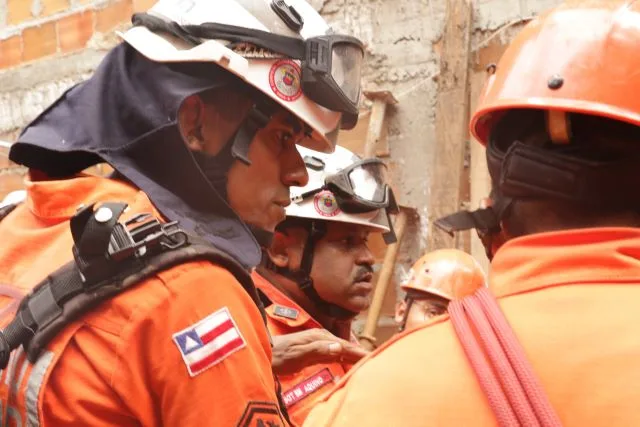 Bombeiros seguem nas buscas pelo rapaz soterrado em Saramandaia e buscas já duram mais de 40 anos