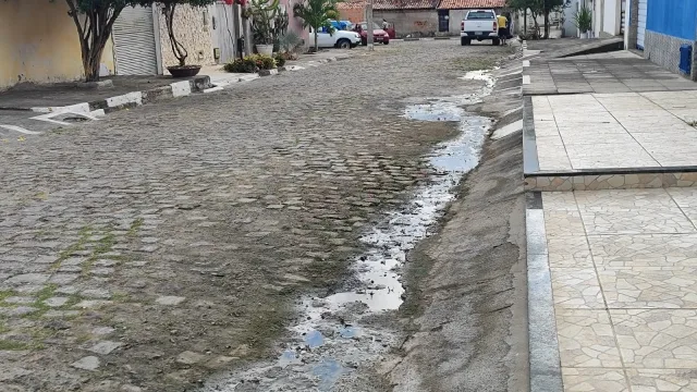 Esgoto a céu aberto na Mangabeira