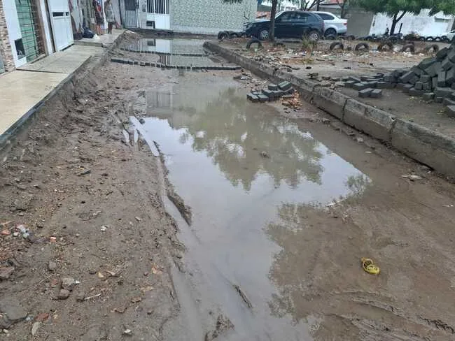 Chuvas pioram situação em rua com obra inacabada moradores ficam sem poder sair de casa