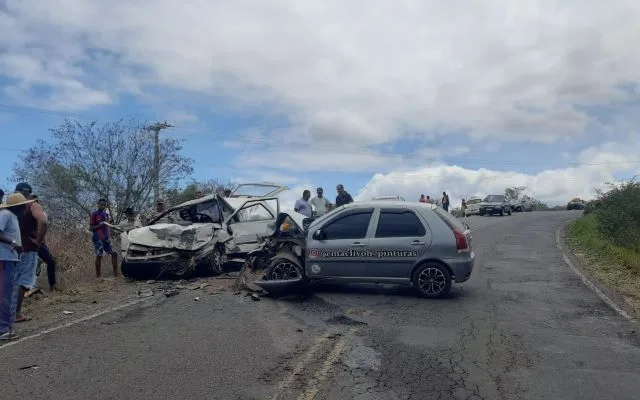 Acidente deixa um morto e quatro feridos na BA-026; duas crianças estão entre as vítimas