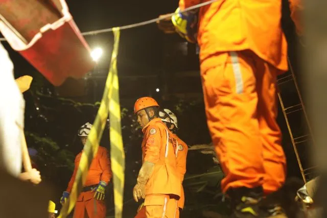 Bombeiros seguem nas buscas pelo rapaz soterrado em Saramandaia e buscas já duram mais de 40 anos