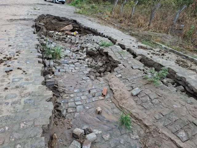 calçamento danificado Rua Arlindo Alves Bairro Santo Antônio dos Prazeres