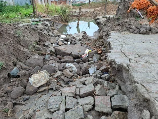 calçamento danificado Rua Arlindo Alves Bairro Santo Antônio dos Prazeres