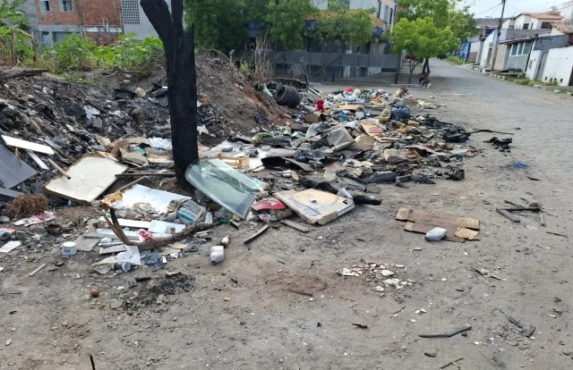 Rua Luíza no bairro Barroquinha em Feira de Santana - lixão