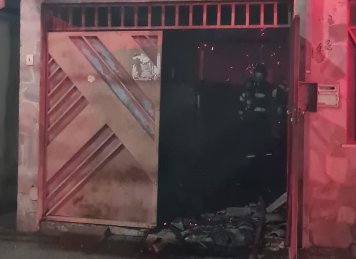 Bombeiros de Jequié retiram vítima de incêndio e debelam chamas