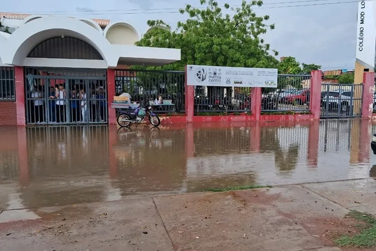 Chuva invade Colégio Modelo e deixa alunos ilhados em Guanambi