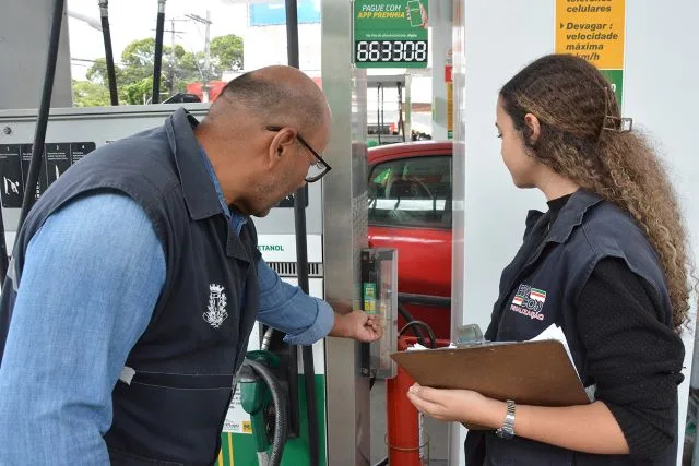 Fiscalizacao do PROCON em postos de gasolina Foto Valdenir Lima (9)