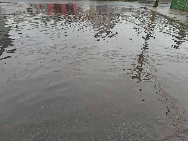 Chuvas pioram situação em rua com obra inacabada moradores ficam sem poder sair de casa