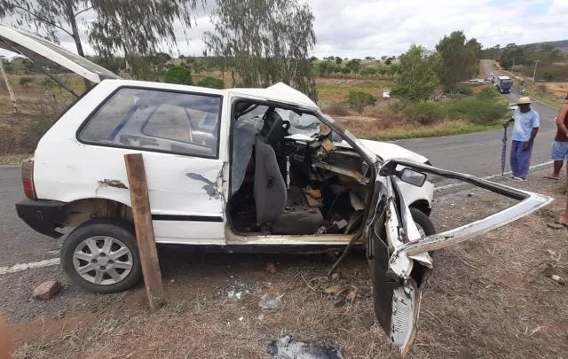 Acidente deixa um morto e quatro feridos na BA-026; duas crianças estão entre as vítimas