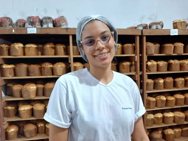 mulher fabricação de panetones do Dispensário Santana