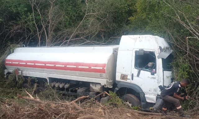 Caminhão-tanque tomba após desviar de animais na BR-330