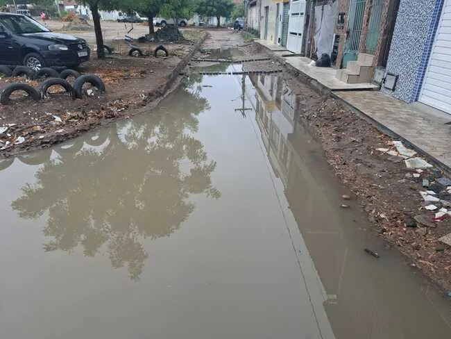 Chuvas pioram situação em rua com obra inacabada moradores ficam sem poder sair de casa