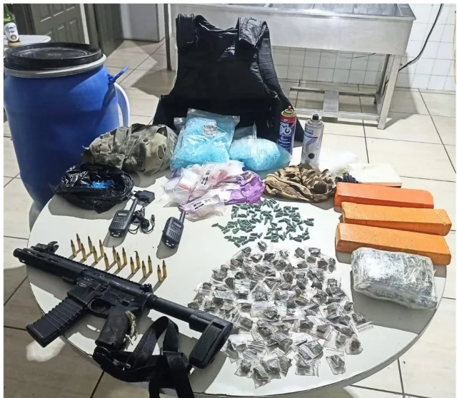 apreensão de drogas e arma em Simões filho