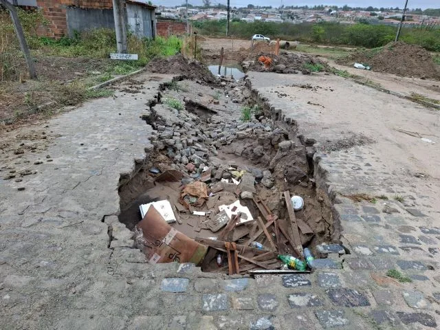 calçamento danificado Rua Arlindo Alves Bairro Santo Antônio dos Prazeres