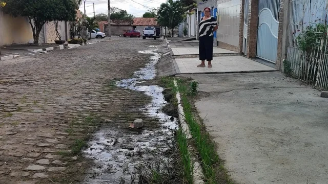 Esgoto a céu aberto na Mangabeira