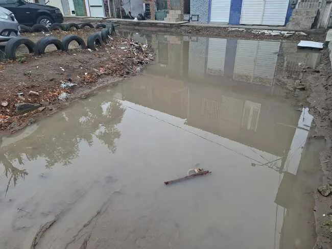 Chuvas pioram situação em rua com obra inacabada moradores ficam sem poder sair de casa