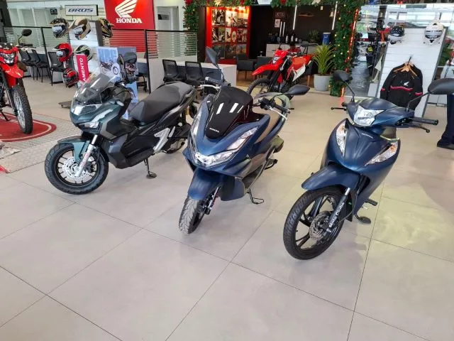 veículos motos moto clube biz e PCX