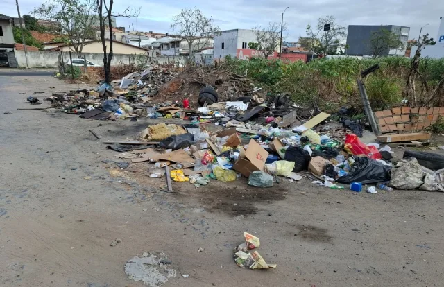 Rua Luíza no bairro Barroquinha em Feira de Santana - lixão