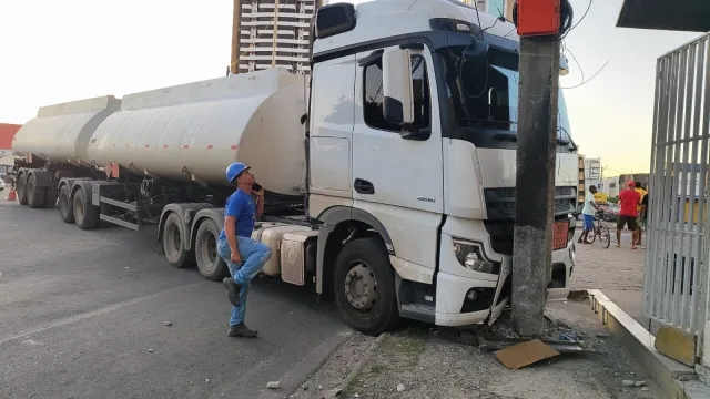 Acidente com carreta em Feira de Santana